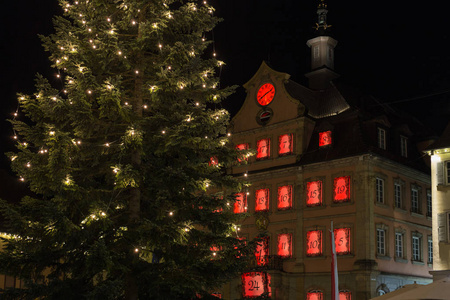 圣诞节时分傍晚, 在德国南部一座历史名城, 靠近慕尼黑和斯图加特的城市, 市场附近的市政厅