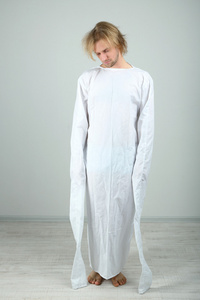 精神病的男子,在灰色背景的海峡夹克照片