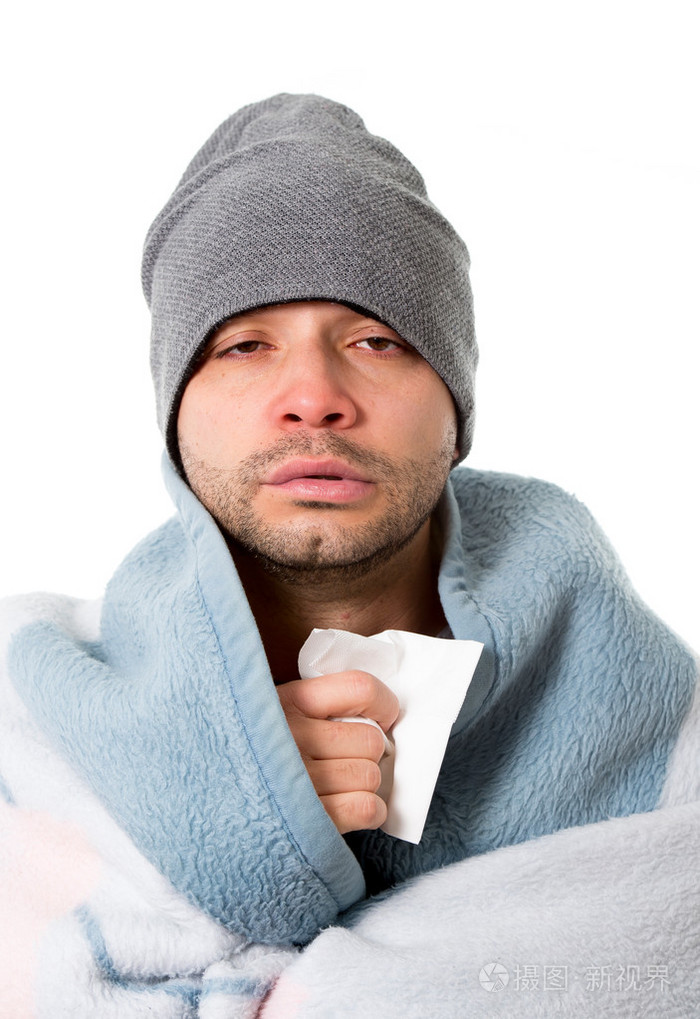 生病的年轻人有温度流行性感冒烟流感病毒感染着鼻涕的鼻子