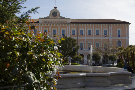 广场 di Campobasso suoi alberi Municipio.Campobasso 的地方与它的树和市政厅