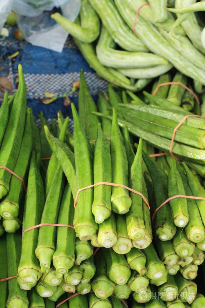 在街边食物烹调的新鲜黄秋葵