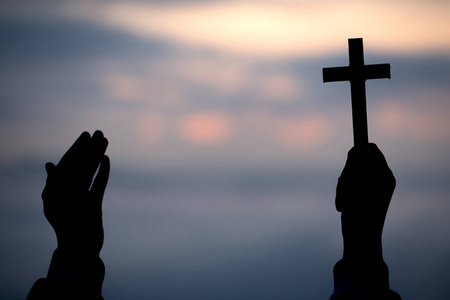 v青少年女孩手拿着木十字架在日出背景的剪影, 十字架, 信念的标志