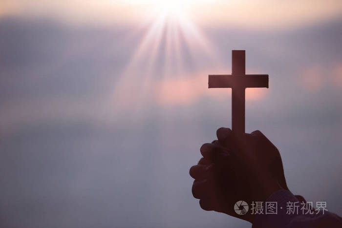 青少年女孩手拿着木十字架在日出背景的剪影, 十字架, 信念的标志