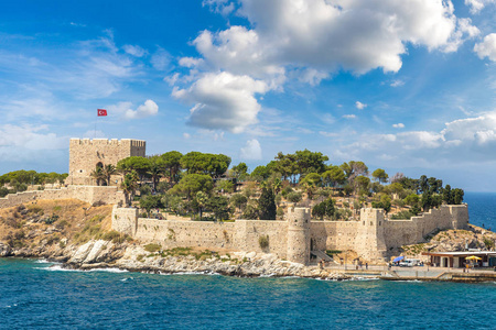 海盗城堡在鸽子海岛在库萨达斯, 土耳其在一个美丽的夏天天