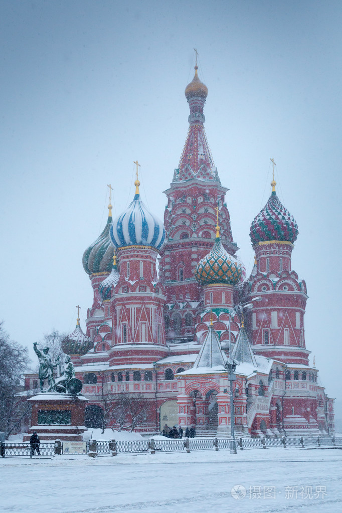 大教堂的圣罗勒福在冬天和暴风雨在莫斯科红场