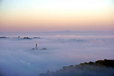 Mrauk U 是缅甸考古北部的重要城镇。从1430年直到 1785, 它是 Mrauk U 王国的资本, 最重要和强有力的开的