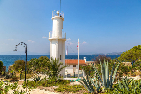 灯塔和海盗城堡上的鸽子岛在库萨达斯, 土耳其在一个美丽的夏天天