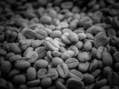 黑色和白色的咖啡豆