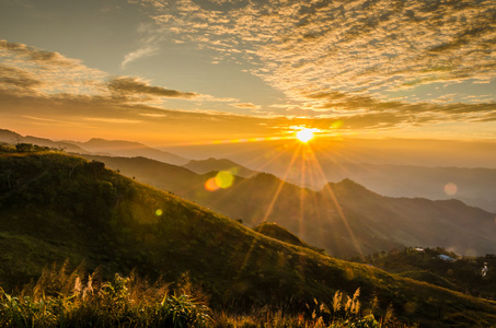 在 Phatung 山，清莱，泰国的日落