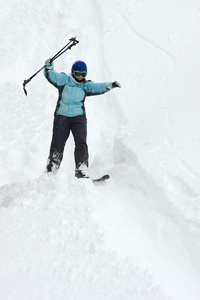 在深雪中的滑雪者