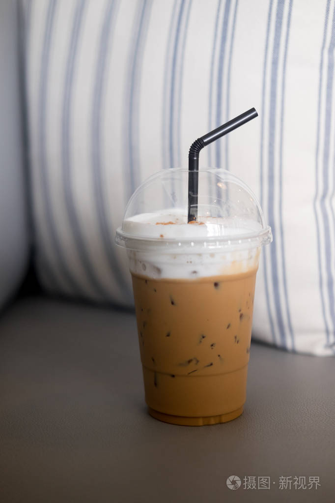 咖啡店外卖杯里的冰镇咖啡卡布奇诺