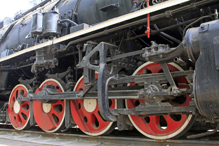 蒸汽火车蒸气机车车轮和连杆的细节夜间货运列车.