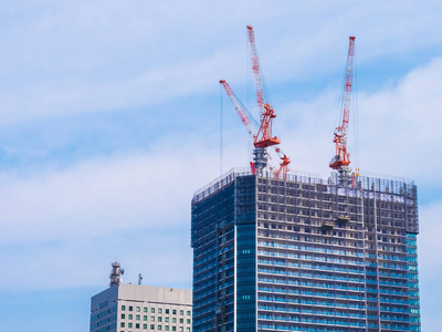 建筑外观与天空背景下的起重机建筑