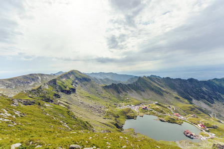 Balea 湖和 Fagaras 山的风景, 罗马尼亚。多云的天空。广角镜头