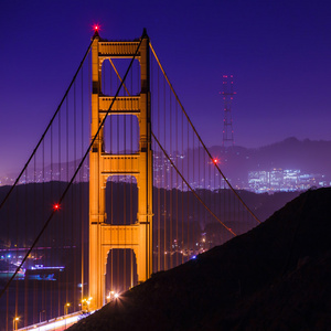 旧金山金门大桥和苏特罗塔在晚上