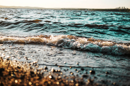 日落时分的海浪散景