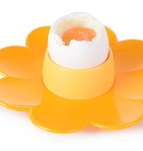 水煮的蛋中蛋杯上白色隔离