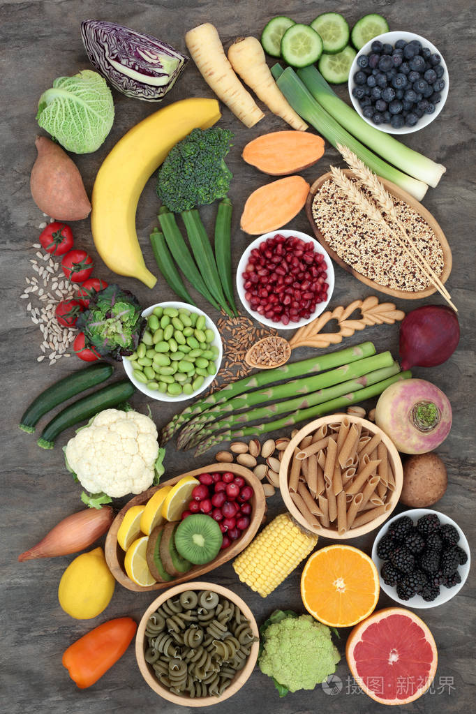 健康的高纤维食品概念与水果, 蔬菜, 谷物, 全麦面食和种子.