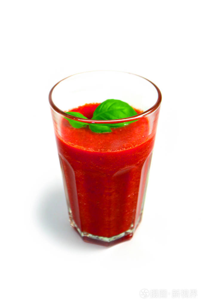 一杯红色有机果汁饮料由西红柿甜菜根和罗勒在白色背景下分离而成健康