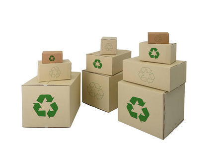 纸板箱与回收标志在不同大小堆积盒在白色背景下与修剪路径隔离