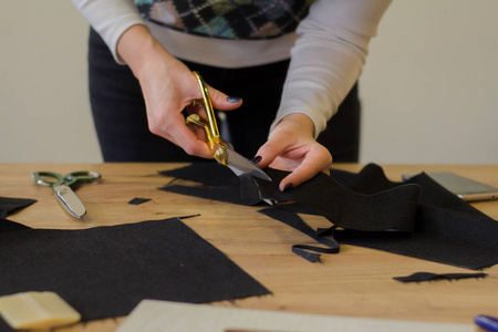 机械手车间女裁缝车间, 在工作室与服装的定制工作过程照片