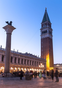 圣马可广场与黄昏的钟塔。意大利威尼斯