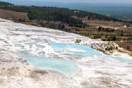 在美丽的夏日, 土耳其棉花的石灰华水池和梯田