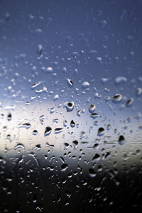 雨滴在湿的玻璃