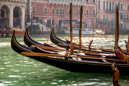 吊船漂浮在威尼斯大运河。意大利