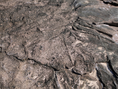破解有位的沙在顶部风化的岩浆岩照片