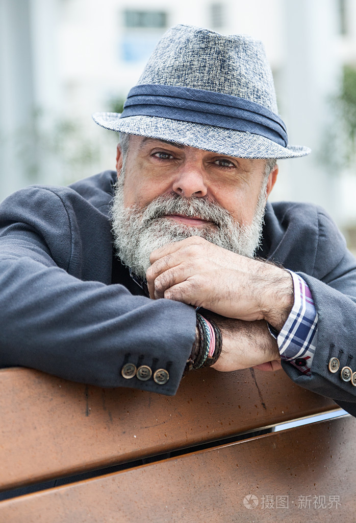 有吸引力的老人,留着胡子,帽子照片-正版商用图片0a09hw-摄图新视界