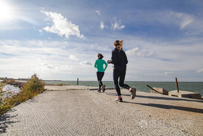 在户外训练的年轻人群体, 跑步者锻炼, 海洋或河流背景