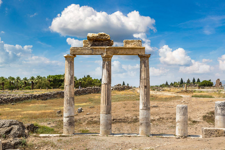 赫拉波利斯古城遗址棉花, 土耳其在一个美丽的夏日