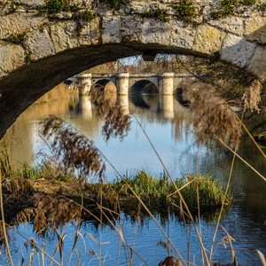 西班牙帕伦西亚 卡斯蒂利亚和莱昂 卡林河上的中世纪石桥