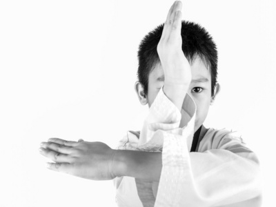 培训跆拳道行动孤立的小男孩图片