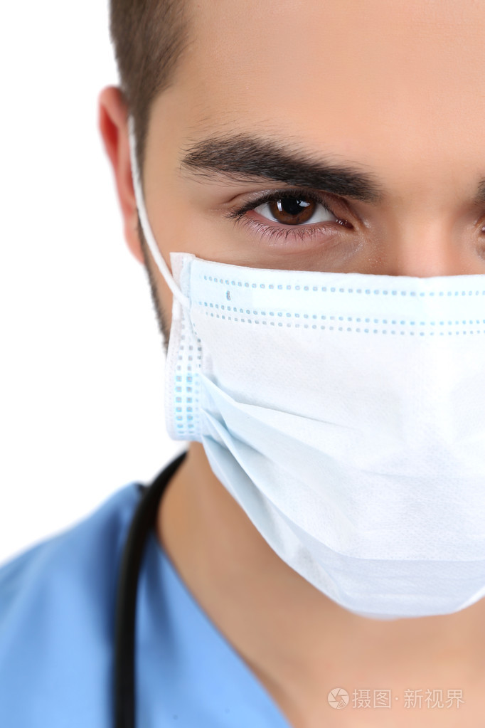 在医用口罩,特写,孤立在上白色的年轻男医生