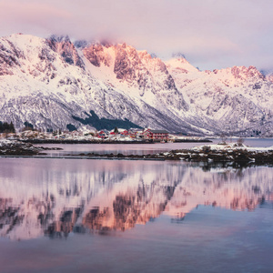 挪威的风景冬季风景。山脊与倒影在湖中柔和的夕阳光, Laupstad, 罗弗敦群岛