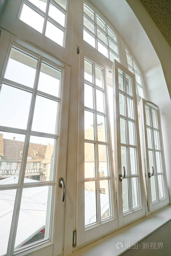 复杂的高窗, 新 pvc 双层上光, 同时翻新, 阳光