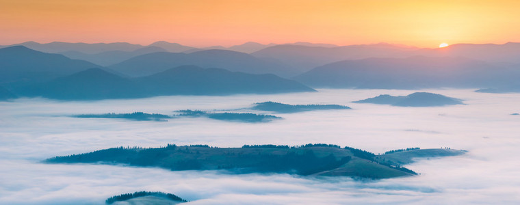早晨云雾缭绕绿油油的梯田和乡间的小茅屋,晨雾缭绕,山川自然背景下