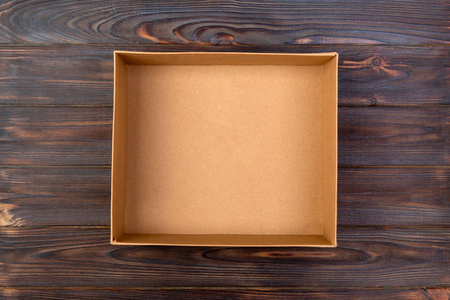 打开棕色空白纸板箱在木质深色背景, 顶部视图