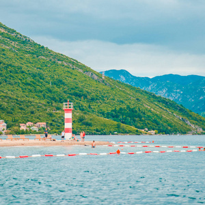 位于黑山 kotor 湾的灯塔。暑假