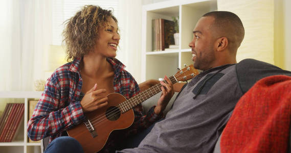 可爱的黑色女朋友唱她的男朋友小夜曲与夏威夷四弦琴