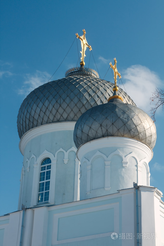 在哈尔科夫市公园的白色东正教教堂