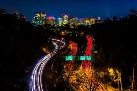 加利福尼亚州路线 163 和 San Diego 夜景，看到 fr