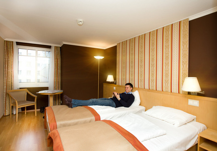 宾馆住宿躺在宾馆房间里的男人照片