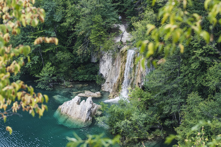 瀑布和湖泊与岩石碎片