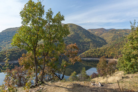 保加利亚普罗夫迪夫地区罗多普山瓦查 安东尼瓦诺夫齐 水库全景秋拉景