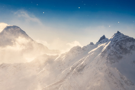 冬天积雪山脉