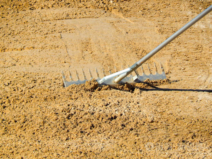 耙平的黄色沙子在操场上