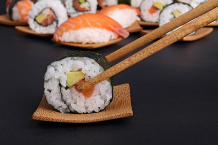 maki 寿司和筷子